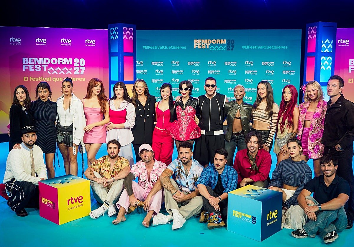 Los 18 participantes del Benidorm Fest, al terminar la rueda de prensa.
