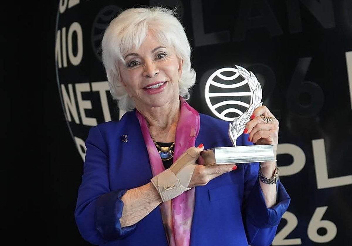 Isabel Allende con su trofeo como ganadora del 75 Premio Planeta