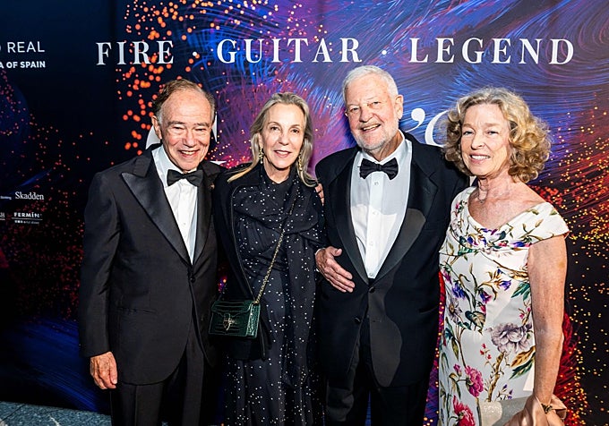 Gregorio Marañón (i) y David Rockefeller J., acompañados de sus respectivas esposas, PIlar Solís y Susan Rockefeller.
