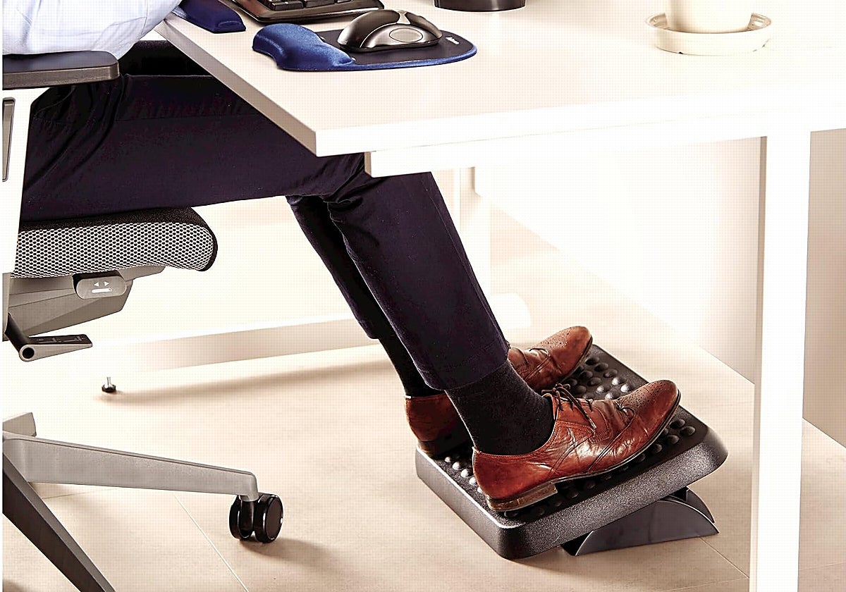 Alivia la tensión y mejora la circulación con este reposapiés ergonómico para oficina