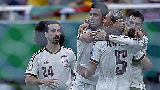 España supera el mal trago de Uruguay