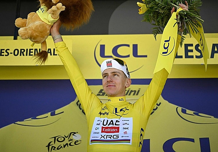 Tadej Pogacar, en el podio con el maillot amarillo.