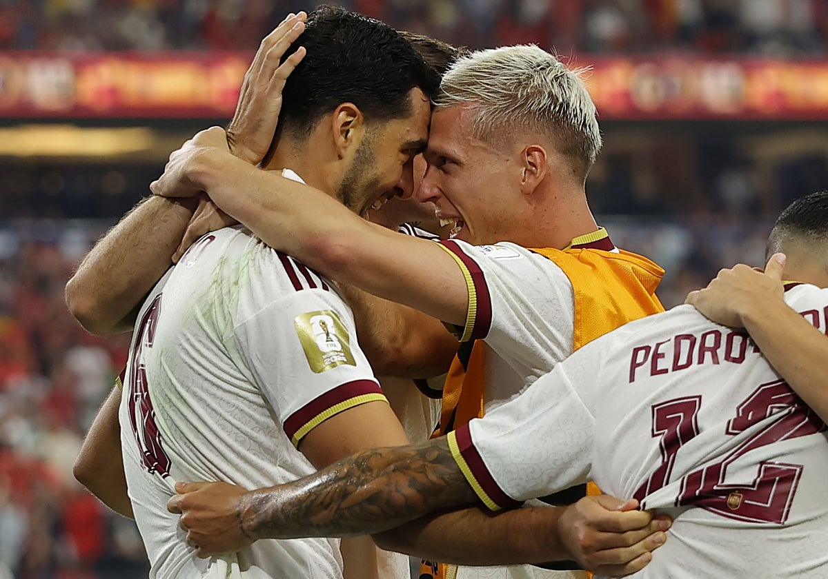 Olmo se abraza con Merino tras el gol del navarro que dio la clasificación ante Portugal en octavos.