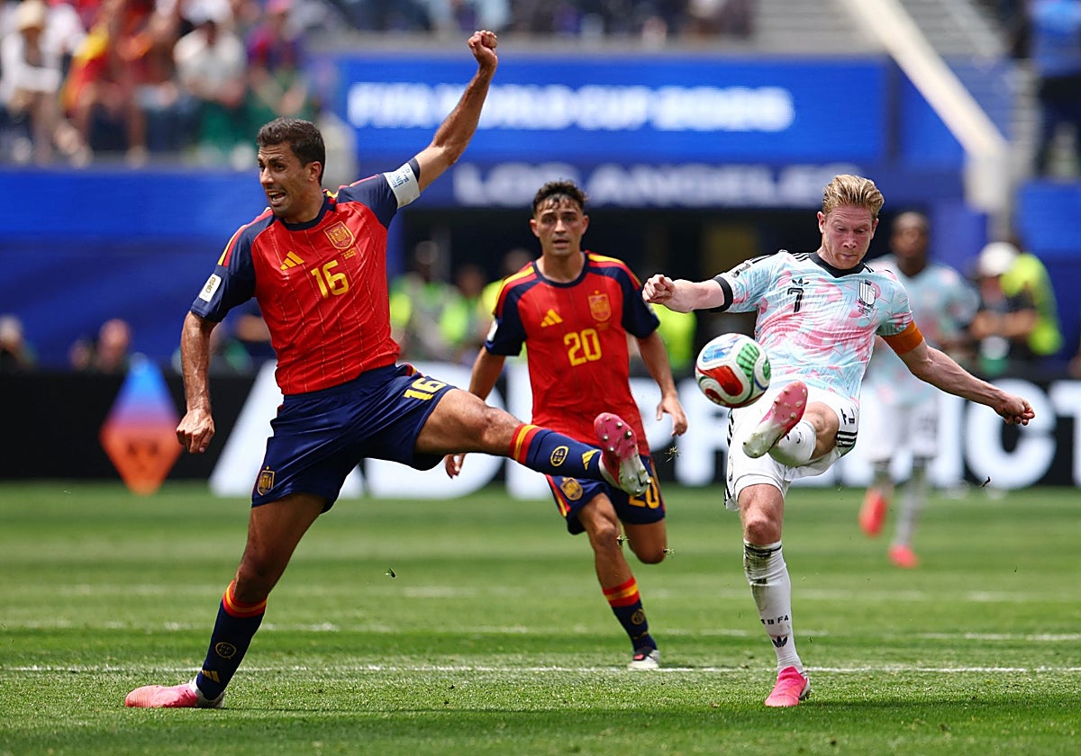Rodri trata de bloquear un centro de De Bruyne.
