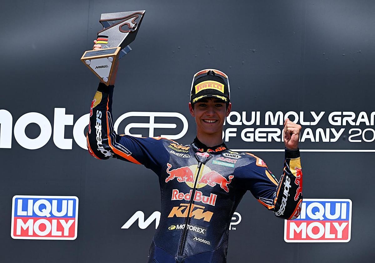 Brian Uriarte celebra su victoria en Moto3.