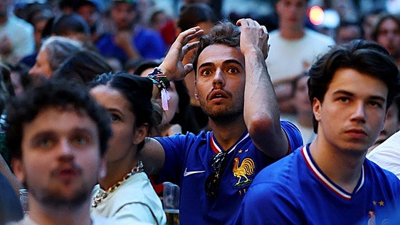El tiki-taka español silencia los Campos Elíseos en París: «Francia ha estado irreconocible»