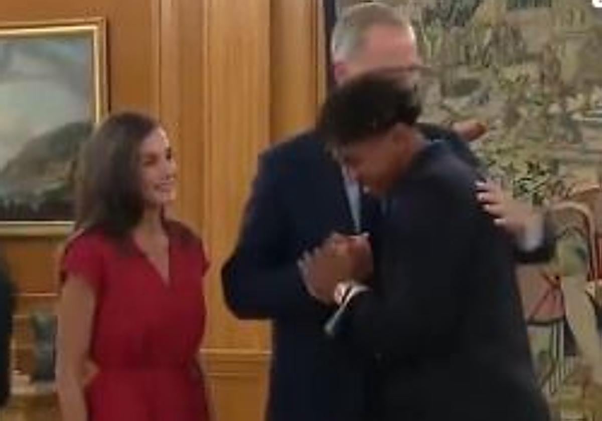 Lamine y el rey se dan un abrazo en el recibimiento en la Zarzuela.