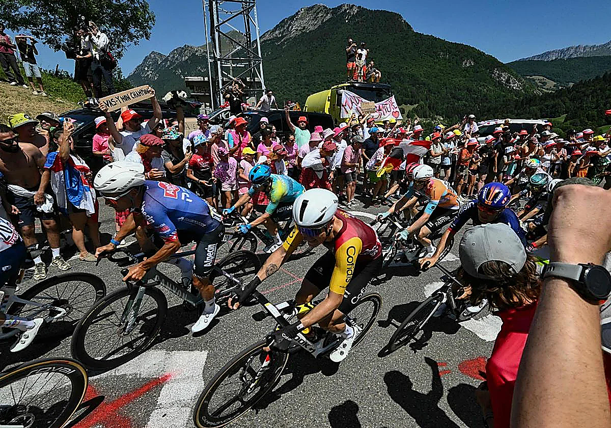 La UCI defiende los controles de madrugada en el Tour: «Son excepcionales, pero prioritarios»