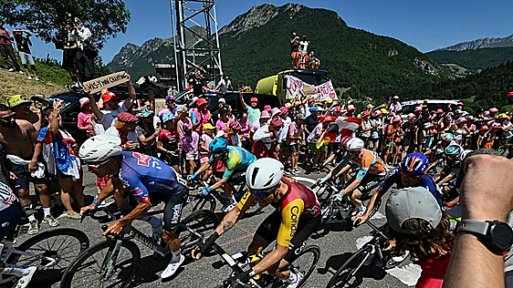 La UCI defiende los controles de madrugada en el Tour: «Son excepcionales, pero prioritarios»