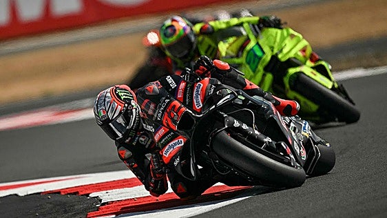 Marco Bezzecchi pulveriza el récord de Silverstone y lidera el festival de Aprilia