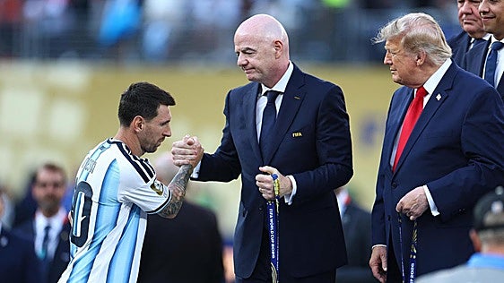 Argentina cierra filas con Infantino tras el fiasco de la privatización del Mundial