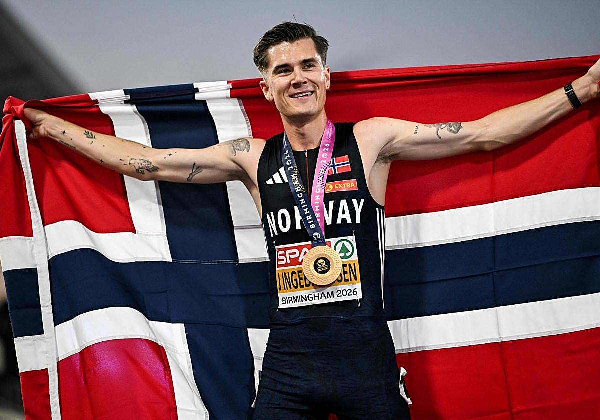 Jakob Ingebrigtsen celebra su título en 5.000 metros.