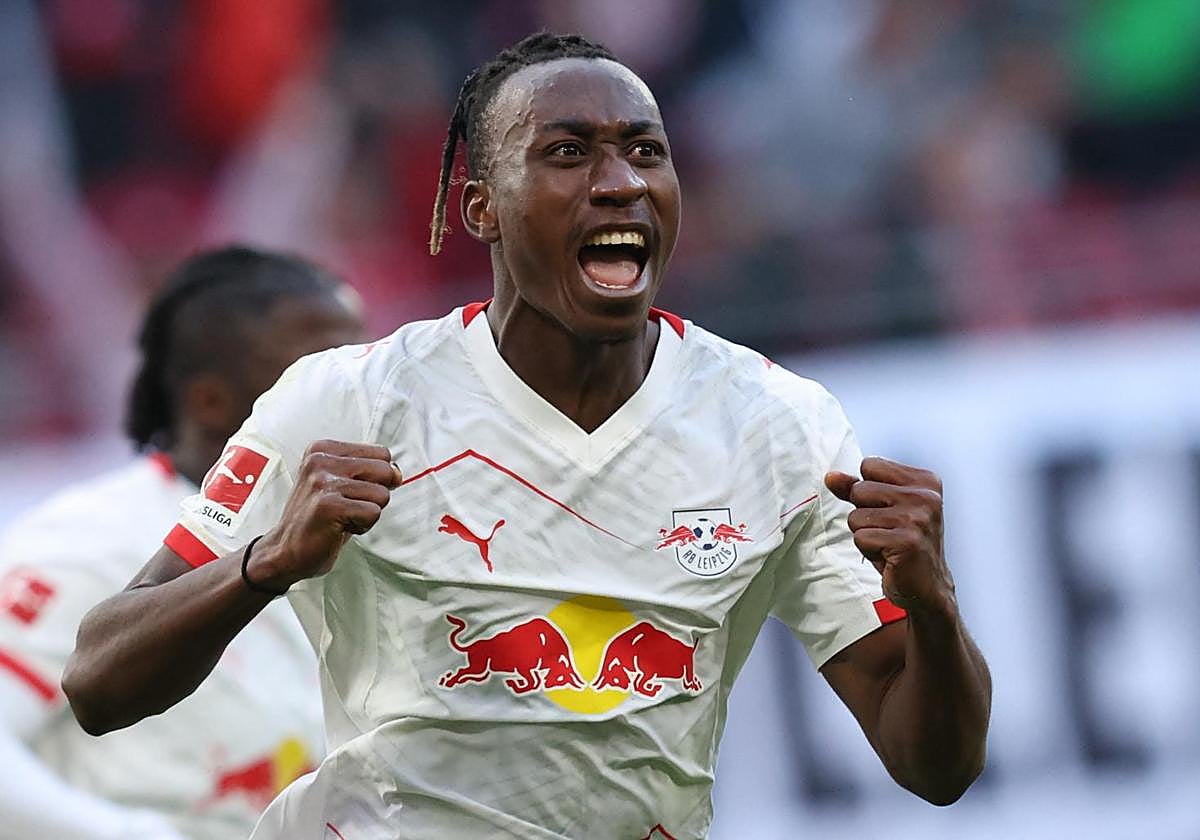 Yan Diomande celebra un gol con el Leipzig.