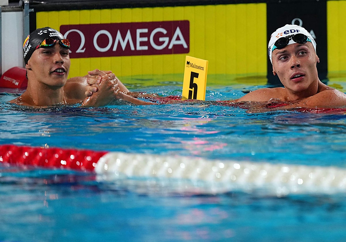 Hoek, junto a su ídolo Popovici tras su semifinal en 100 metros libre.