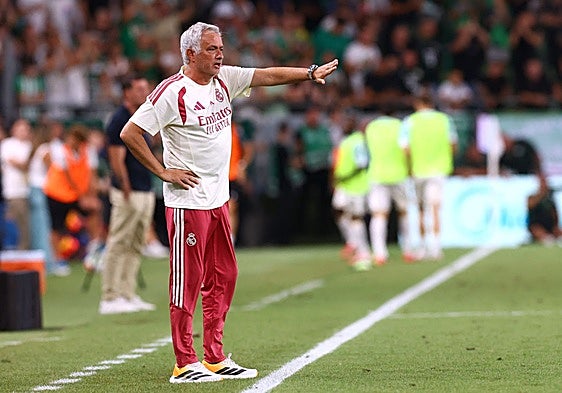 Jos&eacute; Mourinho, durante el amistoso del Real Madrid ante el Ferencv&aacute;ros.
