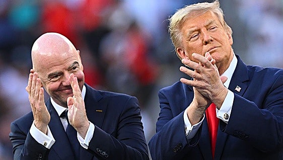 Trump sale en auxilio de Infantino en las horas más bajas del líder de la FIFA