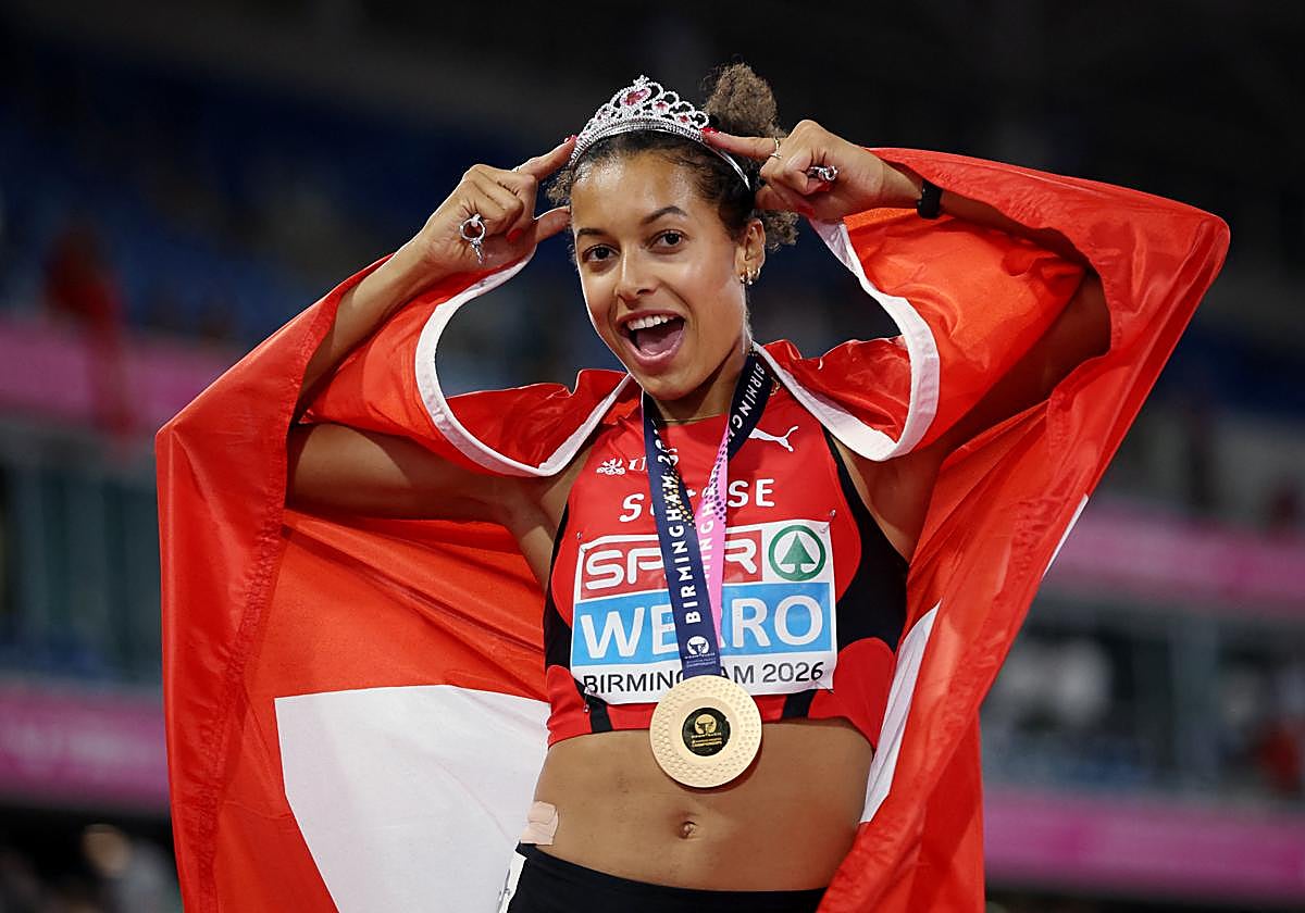 La suiza Audrey Werro, ganadora de la medalla de oro, luce una tiara y posa tras ganar la final femenina de 800 metros.