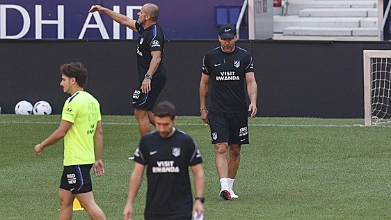 Simeone sostiene el pulso con el Barça y llama a «armar» el Atlético en torno a Julián Álvarez