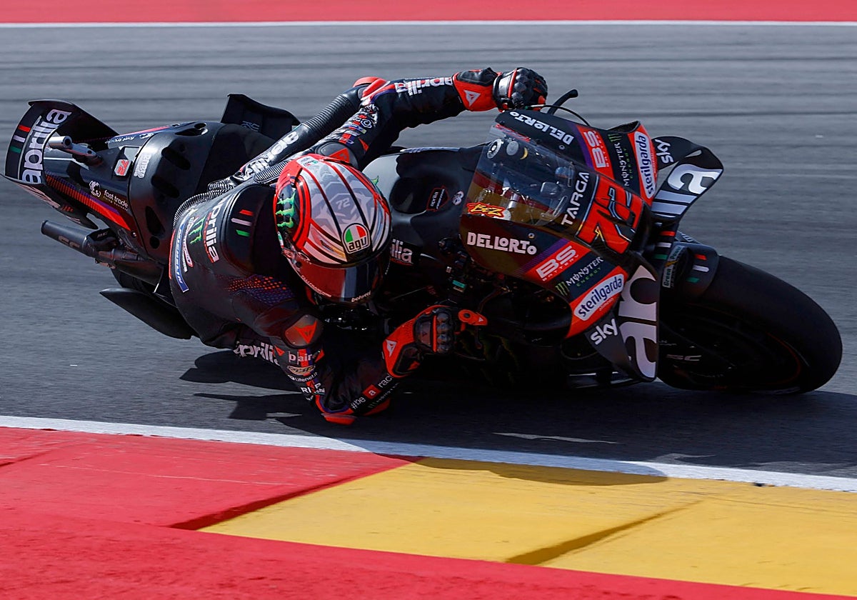 Marco Bezzecchi le gana el duelo de la pole a Marc Márquez