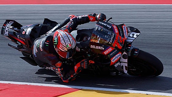 Marco Bezzecchi le gana el duelo de la pole a Marc Márquez
