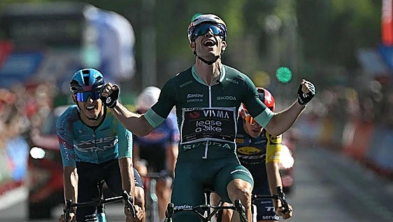 Van Aert atrapa una etapa inflamable en Córdoba