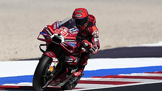 Misano se prepara para un duelo entre Márquez y Bezzecchi