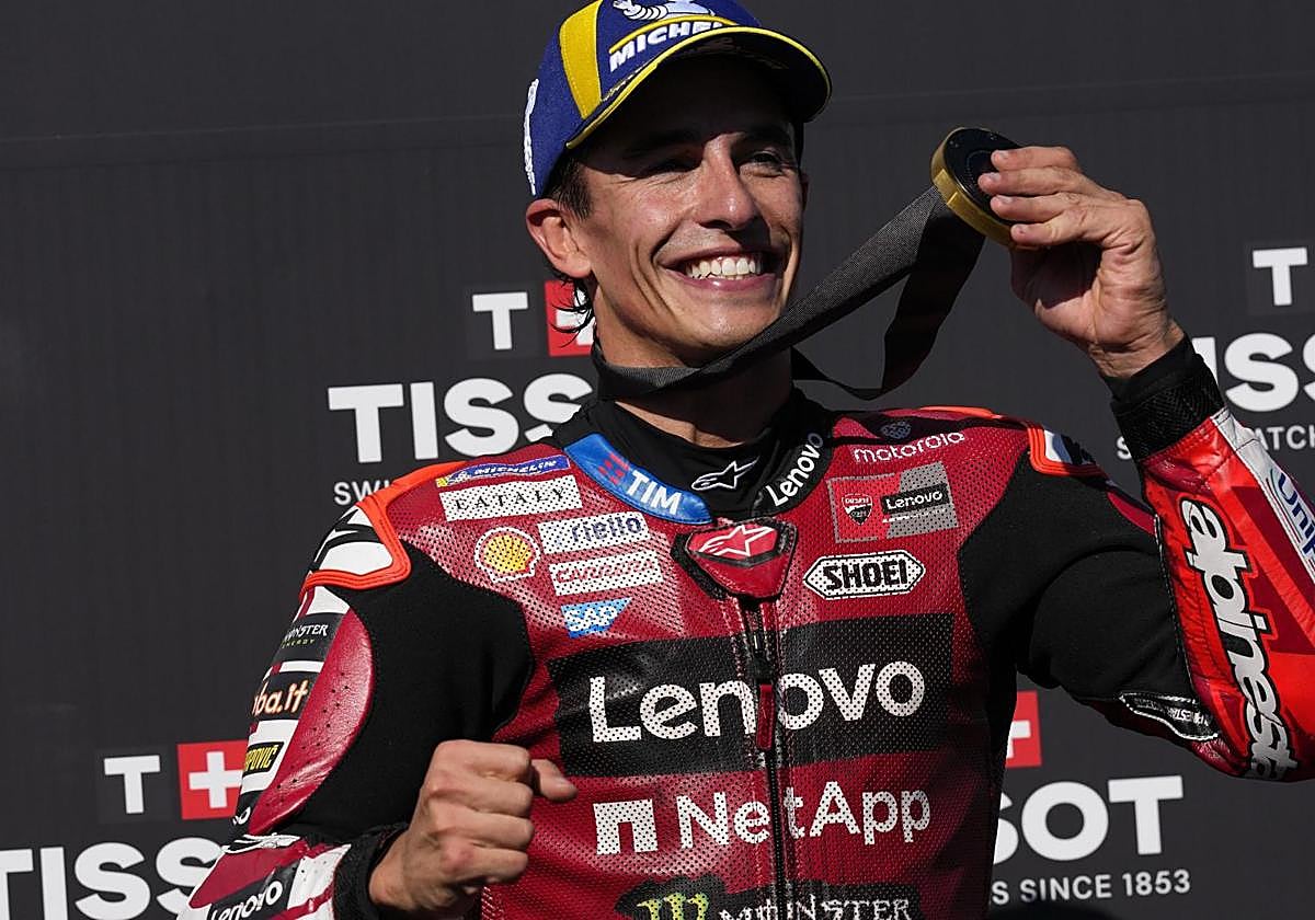 Marc Márquez se sale en el sprint y bate a Bezzecchi en su casa