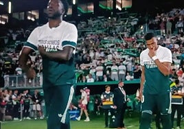 Vinícius y Mbappé, a su salida al campo para el partido ante el Elche.