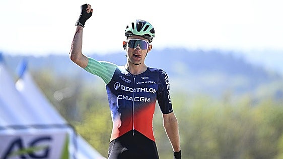 Ciclistas más ricos, equipos menos viables