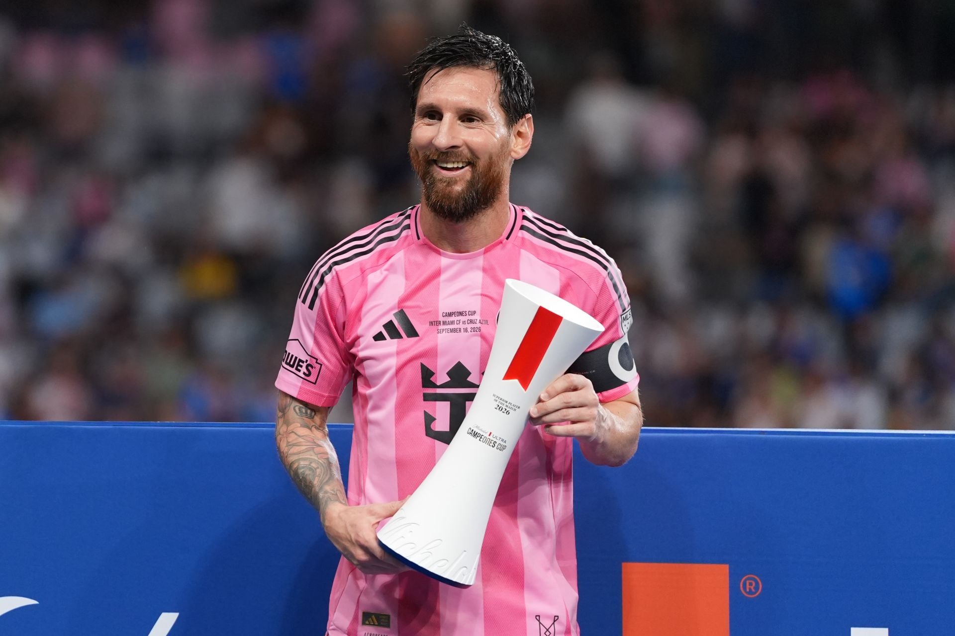 Lionel Messi sostiene el trofeo de jugador del partido este miércoles, luego de ganar la final de la Campeones Cup.