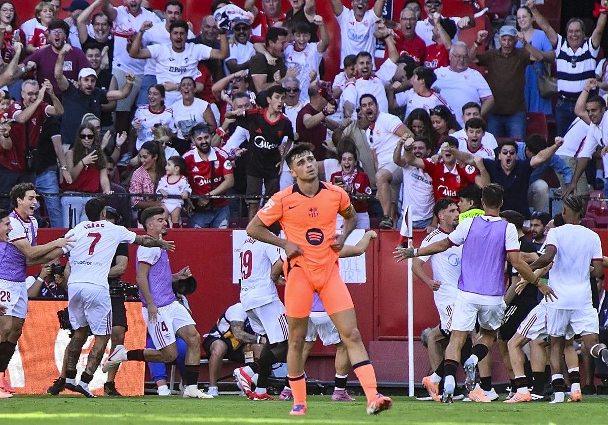 Pedri se lamenta tras la derrota del Barcelona en Sevilla la pasada campaña.