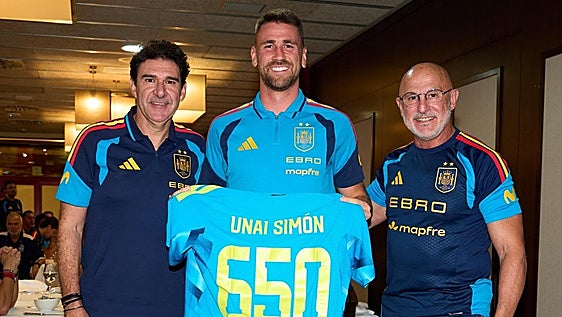 La Federación homenajea a Unai Simón por su récord de imbatibilidad en el Mundial