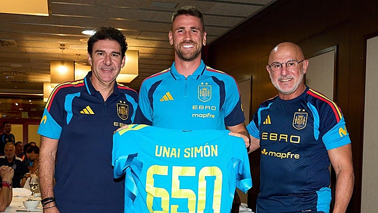 La Federación homenajea a Unai Simón por su récord de imbatibilidad en el Mundial