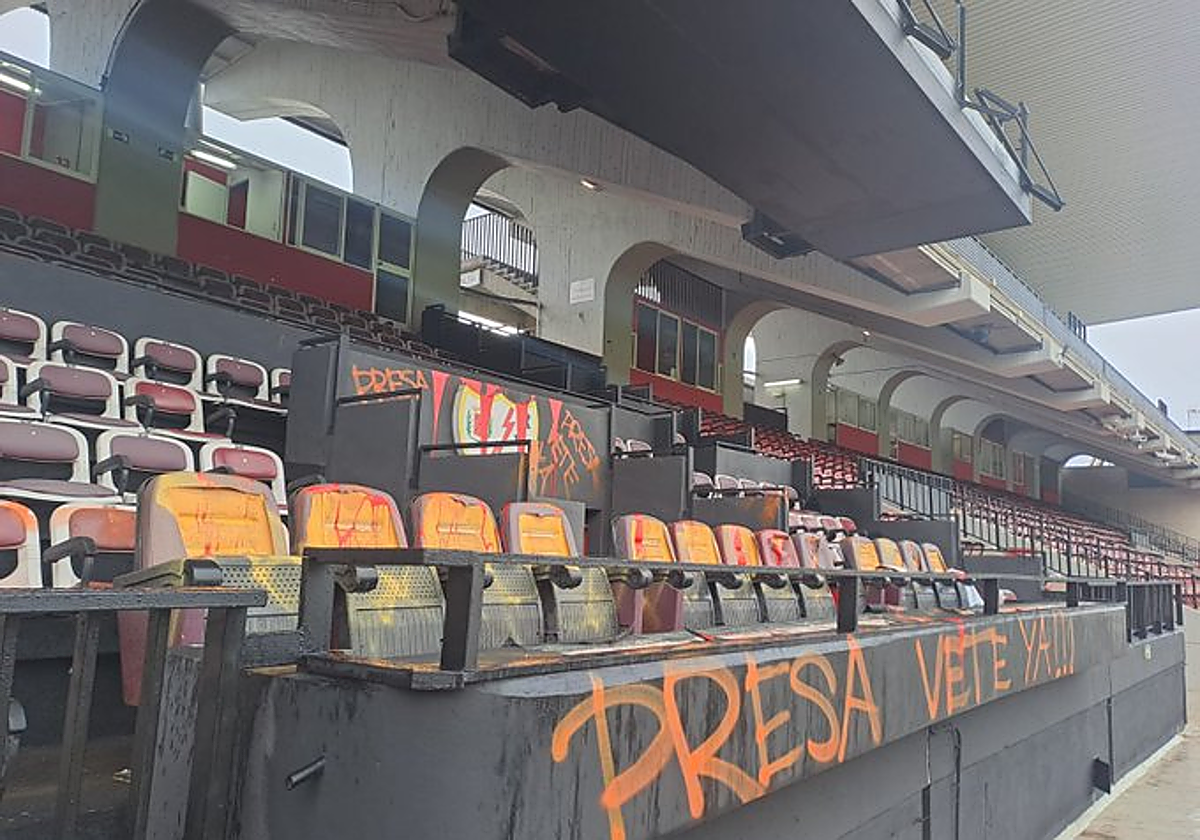 Vandalizan y destrozan el palco del Estadio de Vallecas y varios encapuchados lo rodean