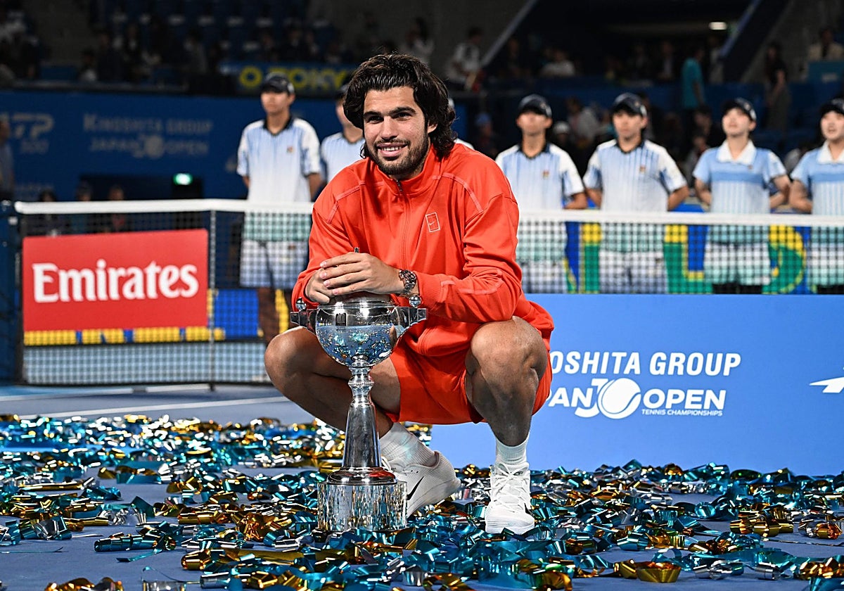Carlos Alcaraz, con el trofeo del Torneo de Tokio.