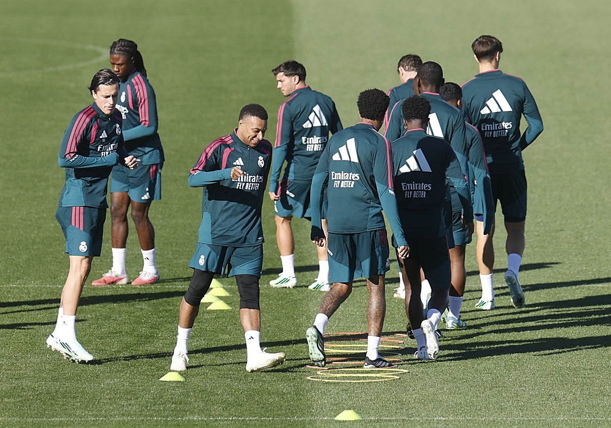 Kylian Mbappé, durante el entrenamiento del Real Madrid este viernes en Valdebebas.