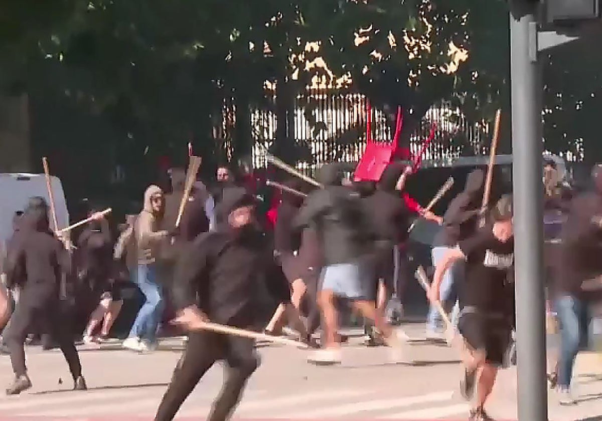 Botellazos y sillazos en una pelea entre ultras del Levante y del Sevilla | La Verdad