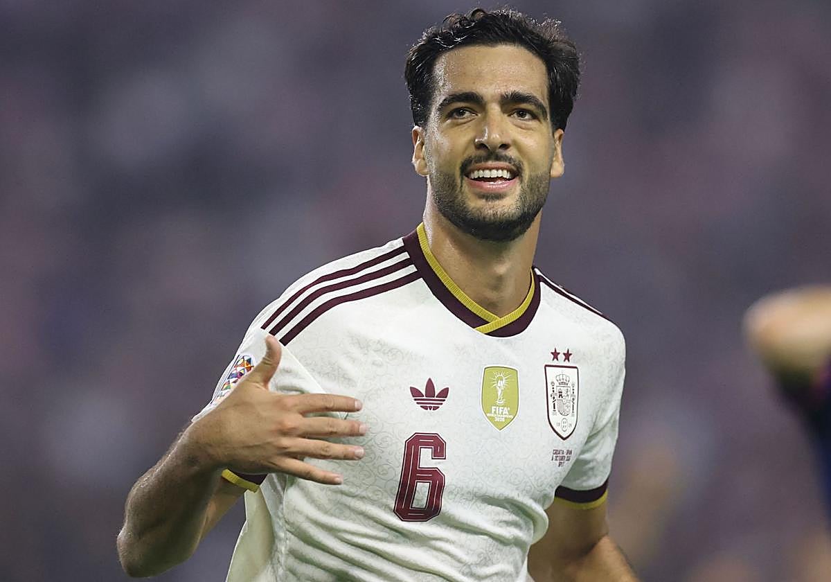 Mikel Merino, celebrando un gol con la selección española