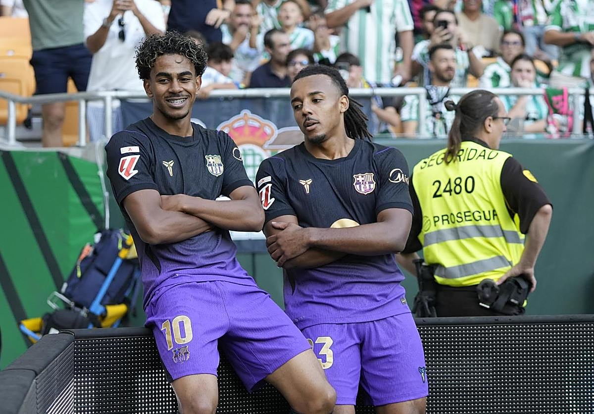 Lamine Yamal y Koundé celebran un tanto ante el Betis.
