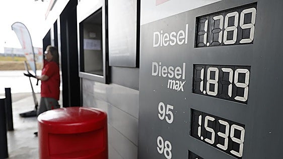 Los conductores se refugian en las gasolineras 'low cost' tras repuntar el precio más del 5% con el fin de las ayudas