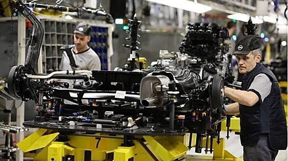 La electrificación y la incertidumbre mundial golpean a la automoción española: su beneficio se desploma un 56% y pierde 3.200 empleos