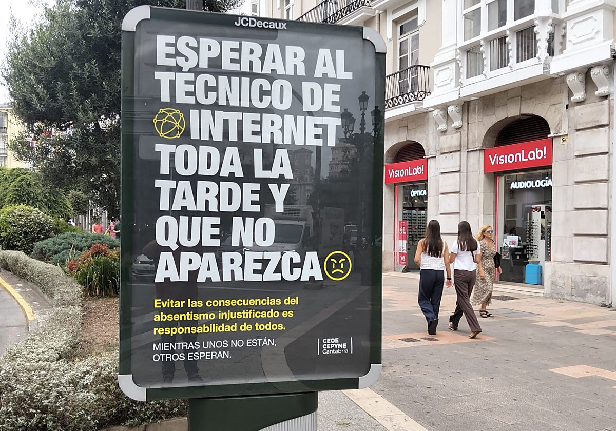 Una marquesina del centro de Santander muestra la campaña publicitaria que está exhibiéndose en Cantabria.