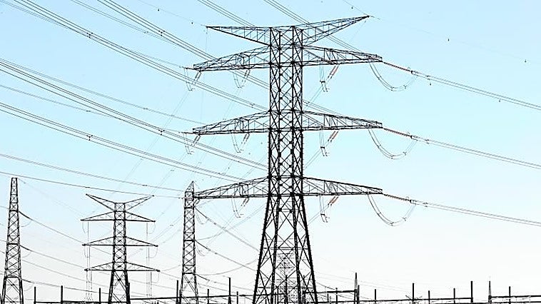 Red Eléctrica vuelve a 'desconectar' a la gran industria tras otra 'caída' eólica