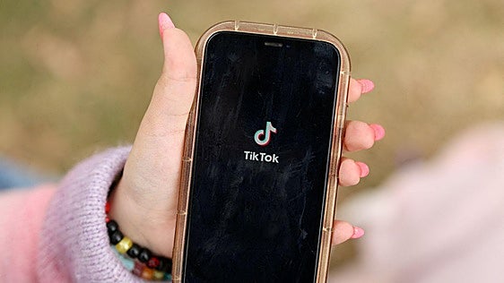 Bruselas llama la atención a TikTok por su falta de protección a las cuentas de los menores