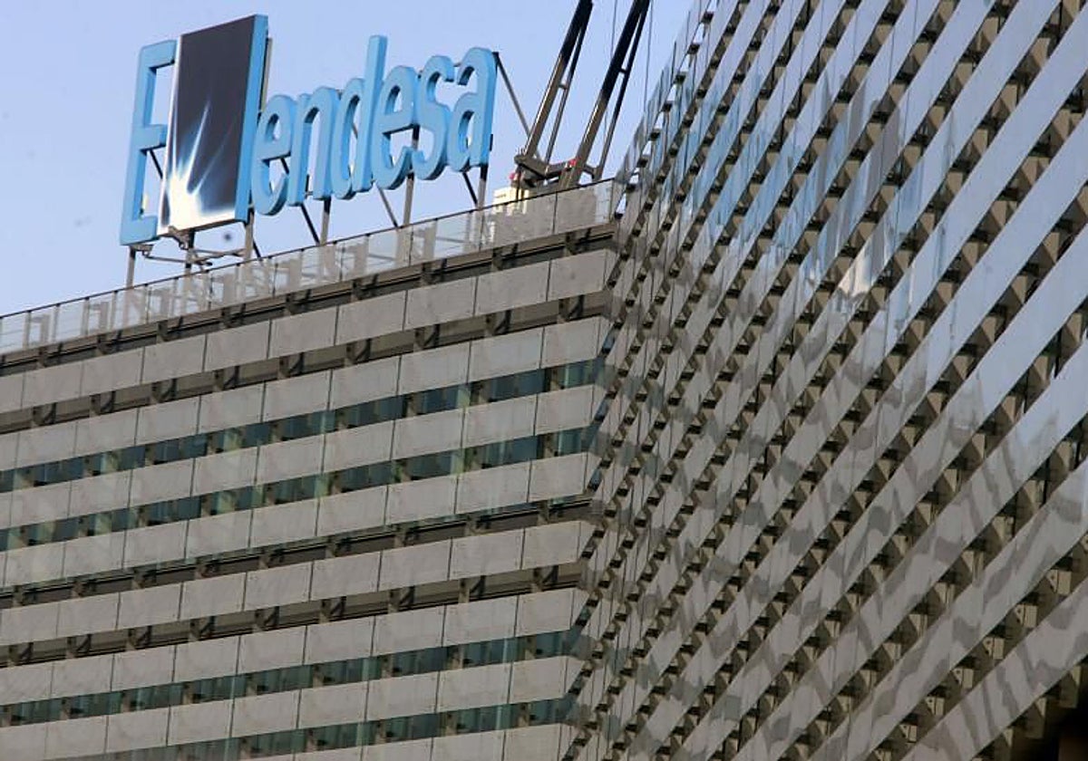 Logo de Endesa en su sede en Madrid.