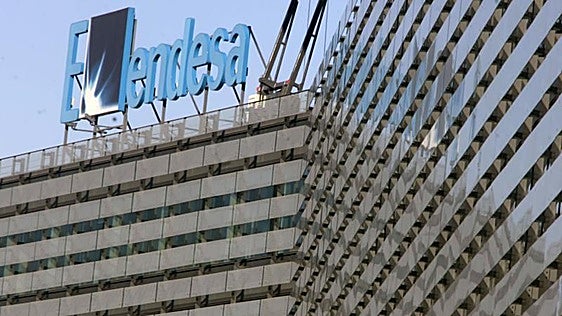 Endesa dispara sus beneficios un 41% hasta junio y mejora sus previsiones para 2026