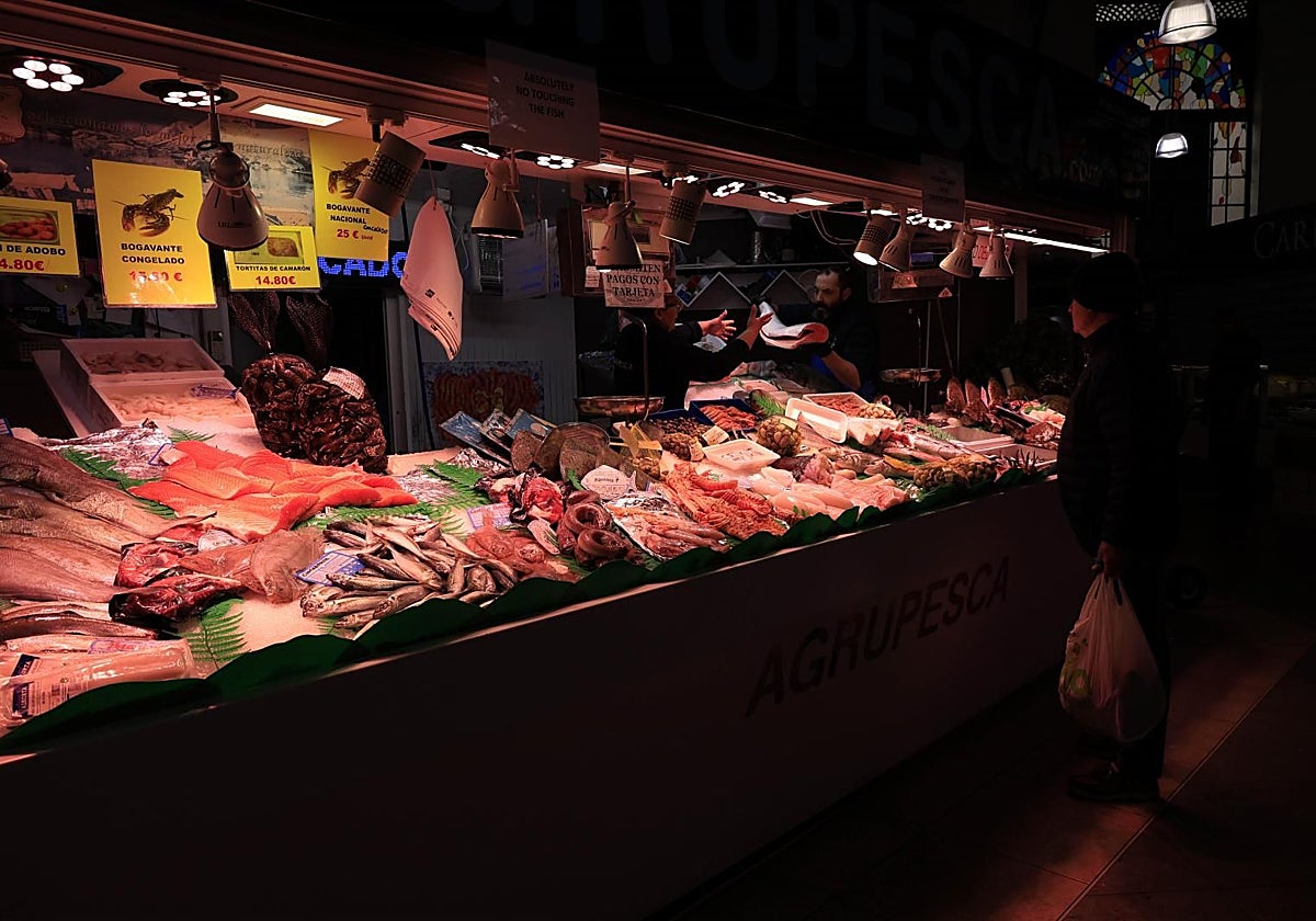 Un hombre realiza la compra en un supermercado.