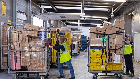 Por primera vez en la historia, en España se envían más paquetes que cartas