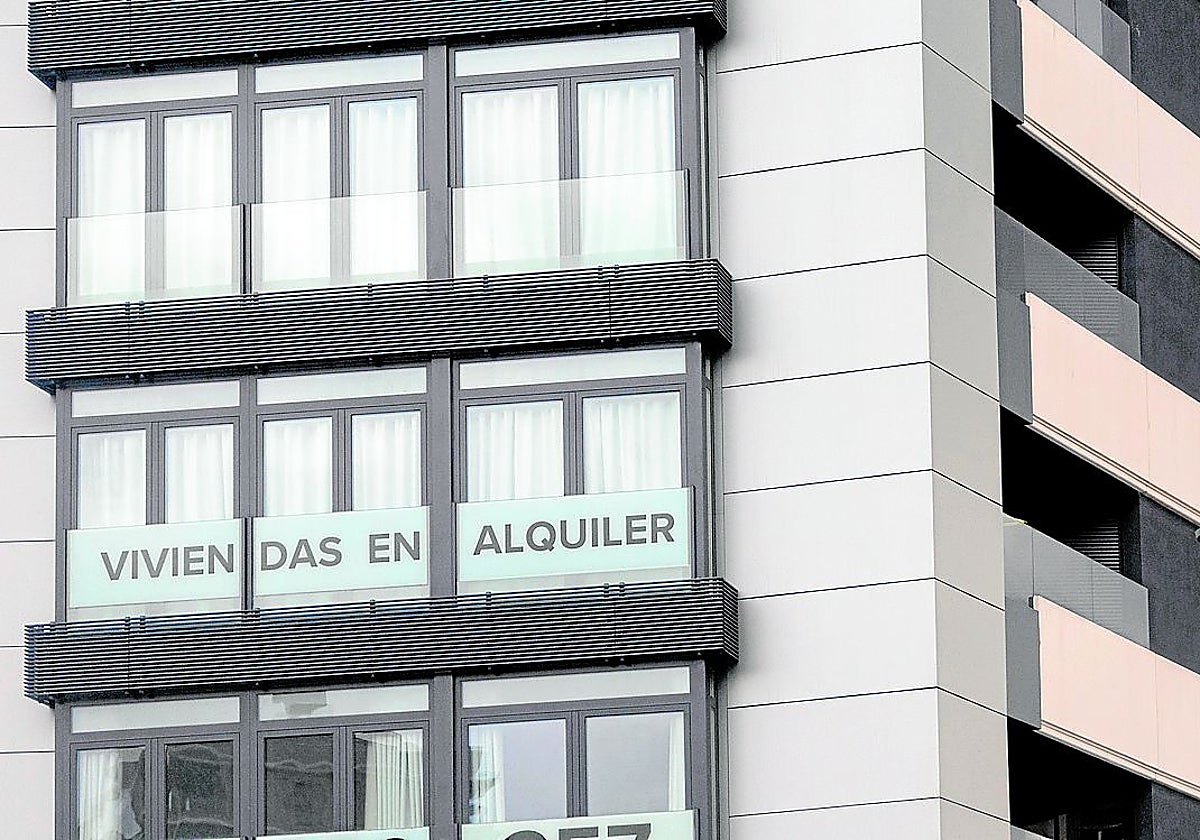 Cartel de viviendas en alquiler.