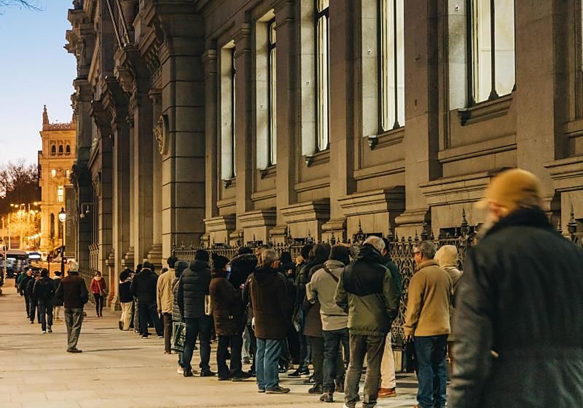 Colas de ciudadanos en el Banco de España para comprar letras del Tesoro en una foto de archivo.